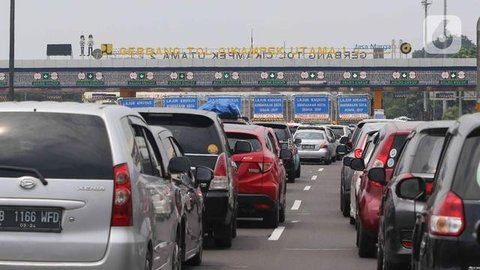 Mereka akan mudik ke kampung halaman untuk merayakan Hari Raya Idul Fitri 1447 Hijriah. Tampak dalam foto, pengendara kendaraan bermotor melintas di Jalan Raya Cikarang, Bekasi, Jawa Barat, R