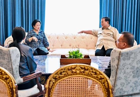 Momen Prabowo gandeng tangan Megawati saat bertemu di Istana Merdeka (Instagram Sekretariat Kabinet)