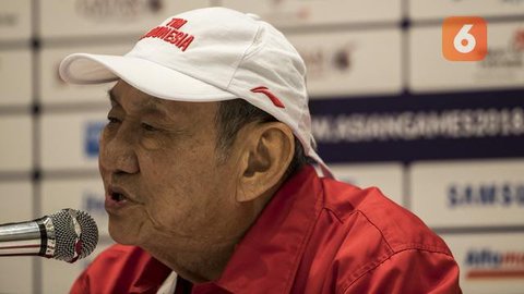 Atlet bridge Indonesia, Bambang Hartono, memberikan keterangan pers di JiExpo Kemayoran, Jakarta, Rabu (22/8/2018). Orang terkaya Indonesia itu optimis mampu sumbang medali emas Asian Games.