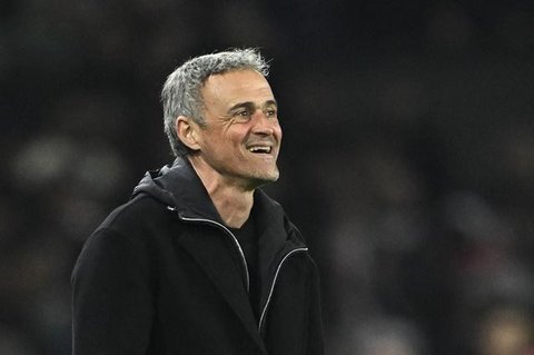 Pelatih Paris Saint-Germain, Luis Enrique, bereaksi pada akhir pertandingan leg pertama babak 16 besar UEFA Champions League antara PSG dan Chelsea di Parc des Princes, Paris, Kamis (12/3/2026) dini hari WIB. (Julien De Rosa/AFP)