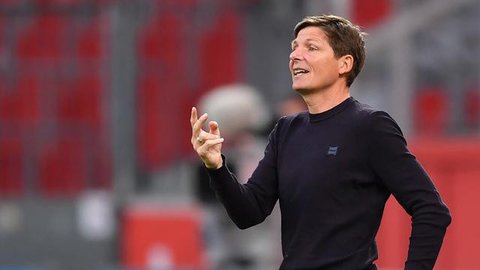 Pelatih Wolfsburg, Oliver Glasner, memberikan arahan kepada pemainnya saat menghadapi Bayer Leverkusen pada laga pekan ke-28 Bundesliga di Stadion Bay Arena, Selasa (26/5/2020) waktu setempat. Wolfsburg menang 4-1 atas Bayer Leverkusen. (AFP/Marius Becker/POOL)