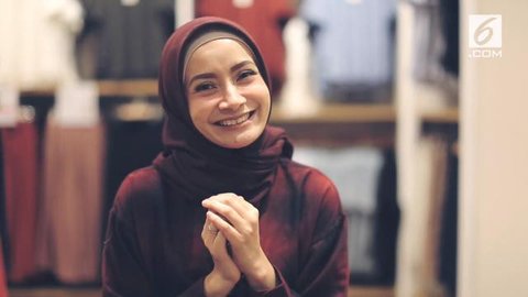 Rekomendasi Bahan Hijab Adem dan Nyaman untuk Lebaran 2026 (Image by Gemini AI)