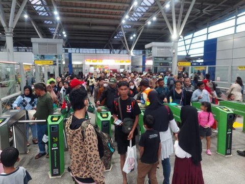 Gedung baru dirancang untuk menampung hingga 83.000 penumpang per hari, atau naik dari kapasitas sebelumnya sekitar 26.000 penumpang. Tampak dalam foto, calon penumpang bersiap menaiki rangka