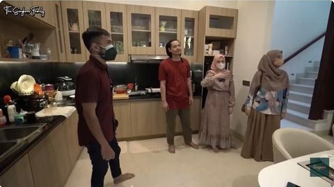 Potret ruang makan dan dapur rumah Cut Meyriska. [YouTube: The Sungkars]