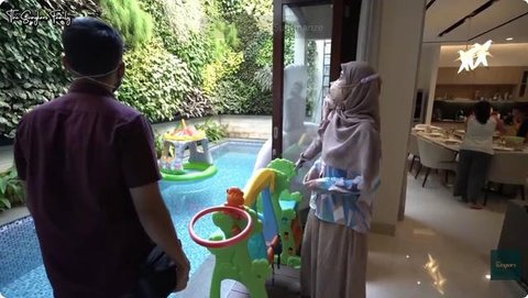 Potret ruang makan dan dapur rumah Cut Meyriska. [YouTube: The Sungkars]
