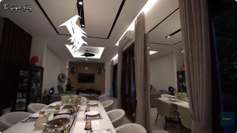 Potret ruang makan dan dapur rumah Cut Meyriska. [YouTube: The Sungkars]