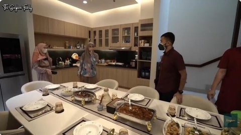 Potret ruang makan dan dapur rumah Cut Meyriska. [YouTube: The Sungkars]