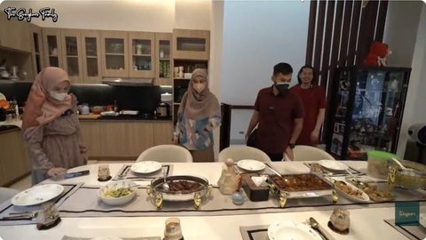 Potret ruang makan dan dapur rumah Cut Meyriska. [YouTube: The Sungkars]