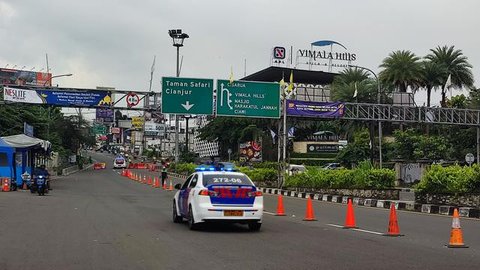 Kepolisian Resor Bogor mulai memberlakukan one way atau satu jalur arah Puncak menuju Jakarta, Senin (24/4/2023) siang.