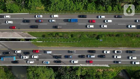 Sementara itu, untuk mempercepat transaksi, pihak Jasa Marga akan mengoperasikan 19 gardu tol atau meningkat dari sebelumnya yang berjumlah 15. Tampak dalam foto, kendaraan-kendaraan terjebak
