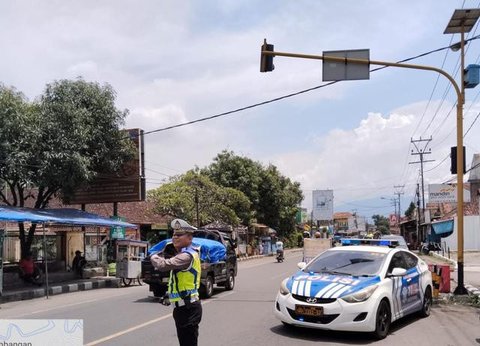 Sementara itu, untuk mempercepat transaksi, pihak Jasa Marga akan mengoperasikan 19 gardu tol atau meningkat dari sebelumnya yang berjumlah 15. Tampak dalam foto, kendaraan-kendaraan terjebak