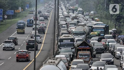 Sementara itu, untuk mempercepat transaksi, pihak Jasa Marga akan mengoperasikan 19 gardu tol atau meningkat dari sebelumnya yang berjumlah 15. Tampak dalam foto, kendaraan-kendaraan terjebak