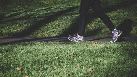 Olahraga jalan kaki. (dok. Unsplash.com/Shiona Das)