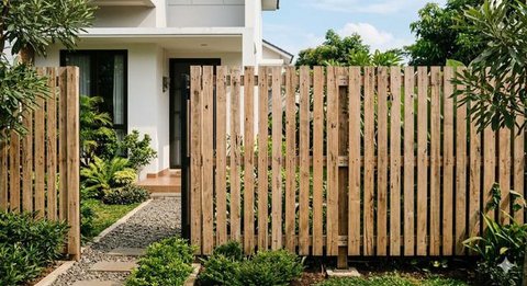 Ide Pagar Rumah dari Kayu Palet Bekas (Foto: Gemini AI)