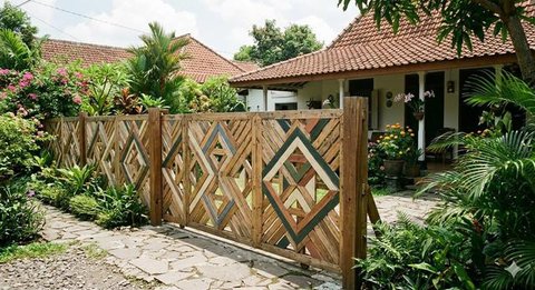 Ide Pagar Rumah dari Kayu Palet Bekas (Foto: Gemini AI)
