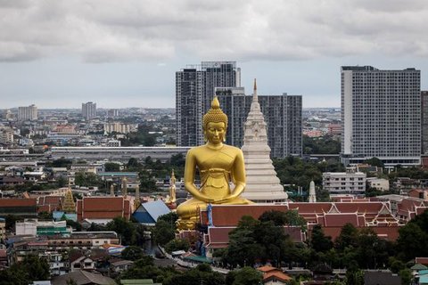The Peninsula Bangkok merupakan hotel mewah yang letaknya di tepi Sungai Chao Phraya. Hotel ini dekat dengan museum dan situs-situs religius. (Instagram/thepeninsulabangkok)