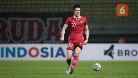 Elkan Baggott yang sempat lama absen dari skuad Garuda, tampak mengikuti latihan bersama rekan-rekannya. Tampak dalam foto, pemain Timnas Indonesia, Elkan Baggott (tengah) saat mengikuti sesi