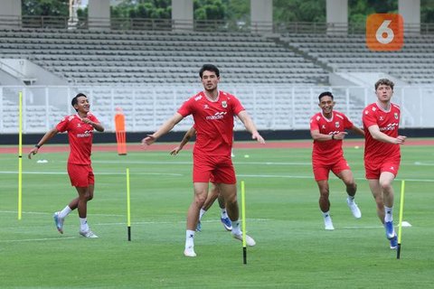 Elkan Baggott yang sempat lama absen dari skuad Garuda, tampak mengikuti latihan bersama rekan-rekannya. Tampak dalam foto, pemain Timnas Indonesia, Elkan Baggott (tengah) saat mengikuti sesi