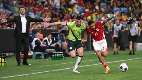 Winger Timnas Indonesia, Dean James saat melawan Lebanon pada FIFA Matchday di Stadion Gelora Bung Tomo, Surabaya, Senin (8/9/2025). (Bola.com/Abdul Aziz)