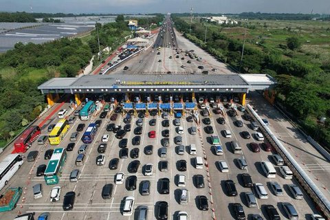 Sementara itu, untuk mempercepat transaksi, pihak Jasa Marga akan mengoperasikan 19 gardu tol atau meningkat dari sebelumnya yang berjumlah 15. Tampak dalam foto, kendaraan-kendaraan terjebak