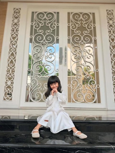 Potret Fasad Rumah Baru Ria Ricis (Instagram/@riaricis1795)