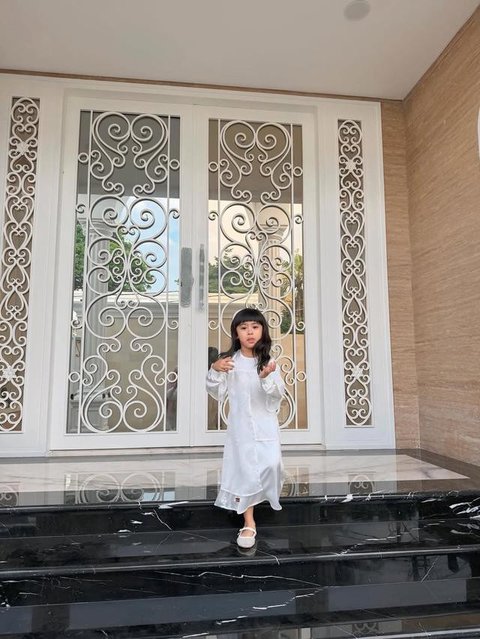 Potret Fasad Rumah Baru Ria Ricis (Instagram/@riaricis1795)