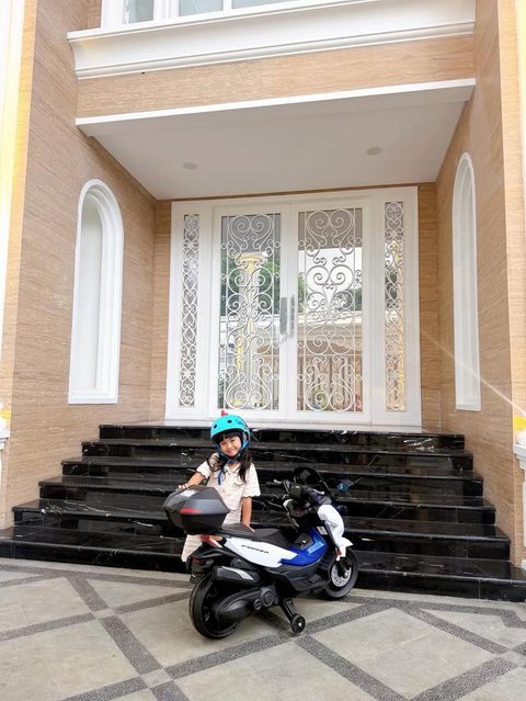 Potret Fasad Rumah Baru Ria Ricis (Instagram/@riaricis1795)