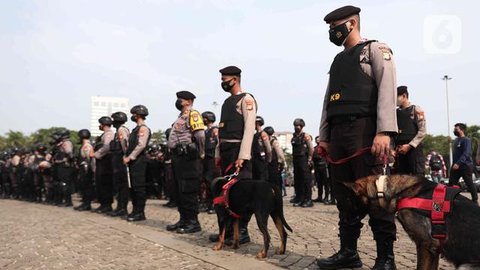 Personel polisi mengikuti apel Operasi Lilin Jaya 2020 di Lapangan Silang Monas, Jakarta, Senin (21/12/2020). Tugas kepolisian di momen Natal 2020 dan Tahun Baru 2021 selain memastikan keaman