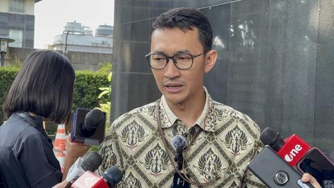 Koordinator Masyarakat Antikorupsi Indonesia (MAKI) Boyamin Saiman usai menjalani pemeriksaan di Gedung KPK, Jakarta, Selasa (17/5/2022). Boyamin Saiman diperiksa dalam kapasitas jabatan Dire