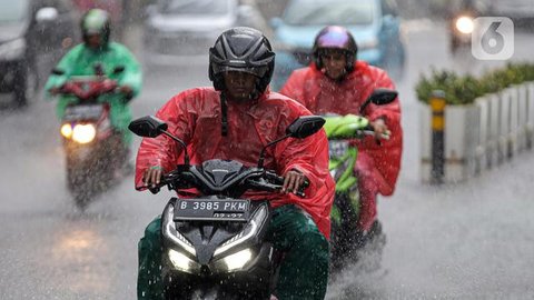 Kenderaan melintas saat hujan di Bundaran HI, Jakarta, Senin (1/11/2021). BMKG mengeluarkan peringatan dini cuaca ekstrem berupa hujan dengan intensitas sedang hingga lebat yang dapat diserta