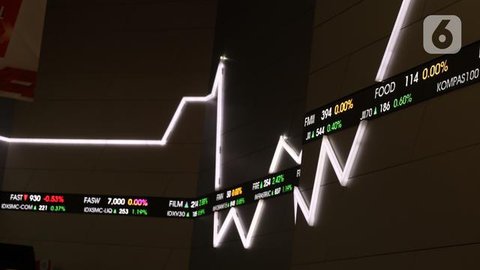 Aktivitas pekerja di depan layar Indeks Harga Saham Gabungan (IHSG) di BEI, Jakarta, Senin (3/1/2022). Pada pembukan perdagagangan bursa saham 2022 Indeks Harga Saham Gabungan (IHSG) langsung