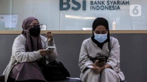 Pekerja melayani nasabah di kantor cabang Bank Syariah Indonesia, Jakarta Selasa (2/2/2021). Dirut BSI Hery Gunardi menjelaskan bahwa integrasi tiga bank syariah BUMN yakni Bank BRI Syariah,
