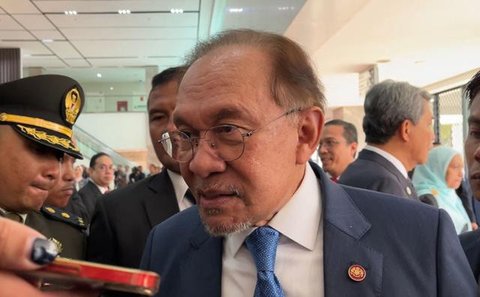 Menteri Energi dan Sumber Daya Mineral (ESDM) Bahlil Lahadalia di Gedung Kementerian Koordinator Bidang Perekonomian, Jumat (27/3/2026). (Liputan6.com/Christian)