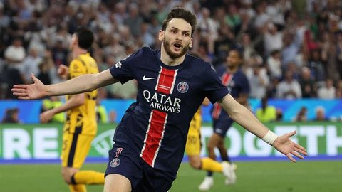 Khvicha Kvaratskhelia mencetak gol di laga PSG vs AS Monaco di leg kedua playoff Liga Champions 2025/2026 di Parc Des Princes, Kamis (26/02/2026) dini hari WIB. (AP Photo/Michel Euler)