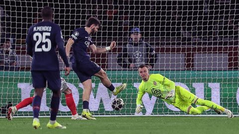 Khvicha Kvaratskhelia mencetak gol di laga PSG vs AS Monaco di leg kedua playoff Liga Champions 2025/2026 di Parc Des Princes, Kamis (26/02/2026) dini hari WIB. (AP Photo/Michel Euler)