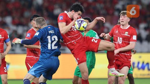 Elkan Baggott memasuki lapangan Stadion Utama Gelora Bung Karno (SUGBK) jelang laga Timnas Indonesia vs Saint Kitts and Nevis, Jumat (27/3/2026) malam WIB. (Bola.com/Abdul Aziz)
