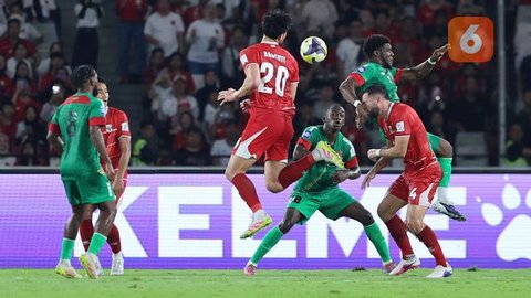 Elkan Baggott memasuki lapangan Stadion Utama Gelora Bung Karno (SUGBK) jelang laga Timnas Indonesia vs Saint Kitts and Nevis, Jumat (27/3/2026) malam WIB. (Bola.com/Abdul Aziz)