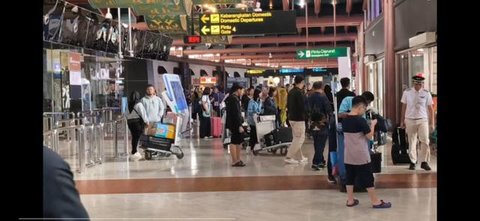 Gelombang kedua puncak arus balik Lebaran 2026 diprediksi terjadi hari ini, Sabtu (28/3/2026) di Bandara Internasional Soekarno-Hatta (Bandara Soetta). (Liputan6.com/Pramita Tristiawati)