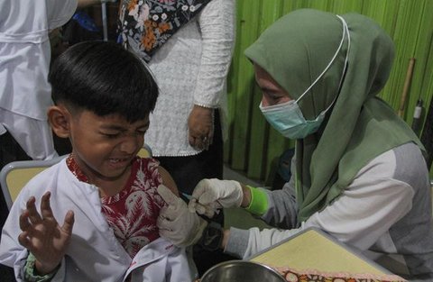 Petugas Puskesmas memberikan imunisasi campak kepada siswa kelas I saat pelaksanaan Bulan Imunisasi Anak Sekolah (BIAS) di SDN Serua 3, Ciputat, Tangsel, Selasa (1/9/2020). Kegiatan itu untuk
