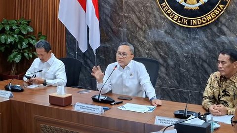 Menteri Koordinator Bidang Pangan, Zulkifli Hasan dan Menteri Perdagangan Budi Santoso sidak di Pasar Minggu, Sabtu (28/3/2026). (Foto: Liputan6.com/Immanuel Christian)