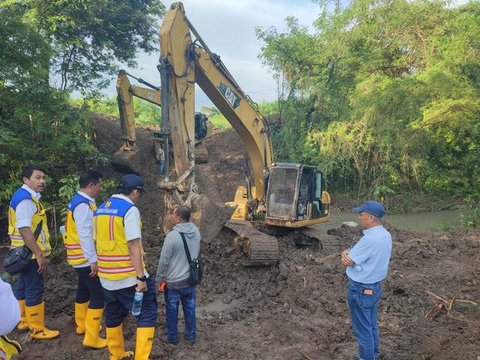 Kondisi jembatan Trans Timor tepatnya di depan Brigif Kupang ambruk. (Liputan6.com/Ola Keda)
