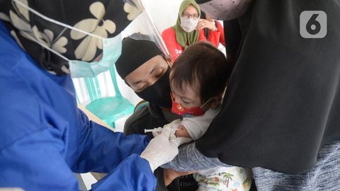 Seorang anak mendapat vaksinasi campak di Rumah Vaksinasi Pusat, Kramat Jati, Jakarta Timur, Kamis (12/3/2026). Foto: Liputan6.com/Ade Nasihudin.