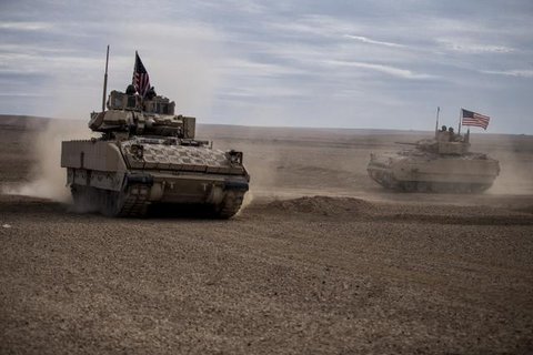 Tentara Amerika berdiri selama latihan bersama dengan Pasukan Demokrat Suriah di pedesaan Deir Ezzor di timur laut Suriah (8/12/2021). Puluhan tentara Amerika dan Pasukan Demokrat Suriah berp