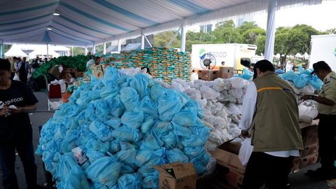 Paket Sembako dan Baju Gamis di Pasar Murah Pemerintah