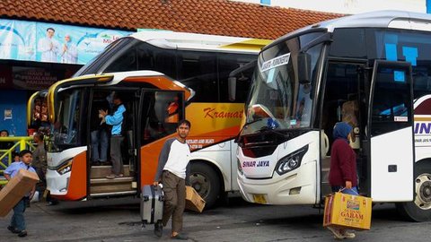 Sementara, otoritas Terminal Kampung Rambutan, Jakarta Timur, memprediksi arus balik Lebaran 2026 akan mengalami dua kali puncak lonjakan penumpang. Tampak dalam foto, penumpang bus Antar Kot