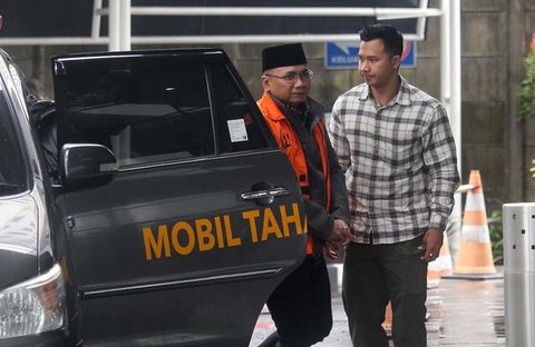 KPK secara resmi mengumumkan penetapan dua tersangka dalam perkara ini pada Jumat 9 Januari 2026, yakni Yaqut Cholil Qoumas dan Ishfah Abidal Aziz alias Gus Alex. Yaqut Cholil Qoumas melakuka