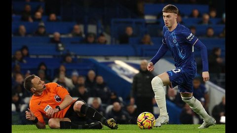 Pemain Chelsea Cole Palmer berdiri di lapangan pada laga Premier League/Liga Inggris antara Man City vs Chelsea di Manchester, Inggris, Minggu, 4 Januari 2026. (AP Photo/Dave Thompson)