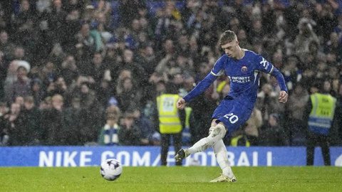 Pemain Chelsea Cole Palmer berdiri di lapangan pada laga Premier League/Liga Inggris antara Man City vs Chelsea di Manchester, Inggris, Minggu, 4 Januari 2026. (AP Photo/Dave Thompson)