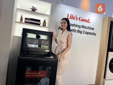Head of Product Marketing Living Home Appliance Solution LG Electronics Indonesia, Ratih Nadiah bersama Product Director Living Home Appliance Solution LG Electronics Indonesia., Kim Nack Sun