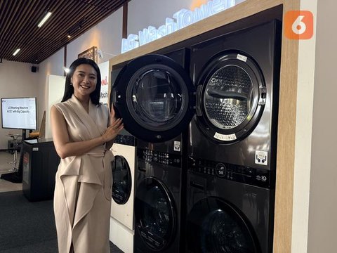 Head of Product Marketing Living Home Appliance Solution LG Electronics Indonesia, Ratih Nadiah bersama Product Director Living Home Appliance Solution LG Electronics Indonesia., Kim Nack Sun